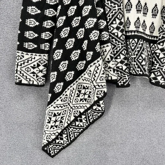 Romeo & Juliet Cardigan Sweater womens Size S Knit Tribal Black White reversible - Picture 6 of 11